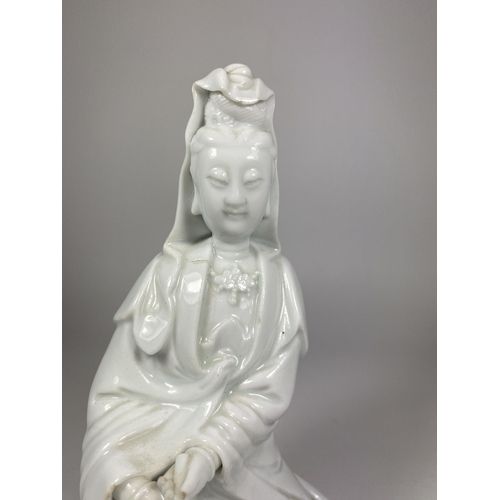 307 - A 19TH CENTURY CHINESE PORCELAIN BLANC DE CHINE FIGURE OF GUANYIN, HEIGHT 19CM (A/F)