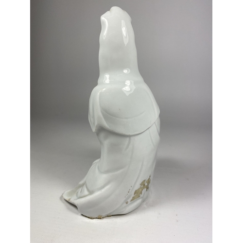 307 - A 19TH CENTURY CHINESE PORCELAIN BLANC DE CHINE FIGURE OF GUANYIN, HEIGHT 19CM (A/F)