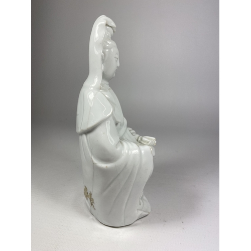 307 - A 19TH CENTURY CHINESE PORCELAIN BLANC DE CHINE FIGURE OF GUANYIN, HEIGHT 19CM (A/F)