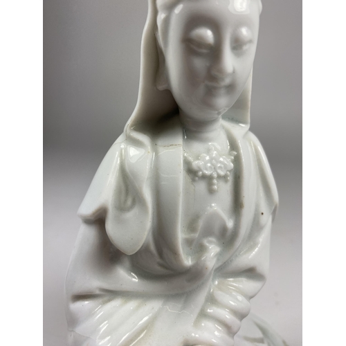 307 - A 19TH CENTURY CHINESE PORCELAIN BLANC DE CHINE FIGURE OF GUANYIN, HEIGHT 19CM (A/F)