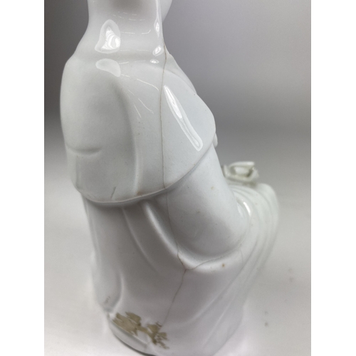 307 - A 19TH CENTURY CHINESE PORCELAIN BLANC DE CHINE FIGURE OF GUANYIN, HEIGHT 19CM (A/F)