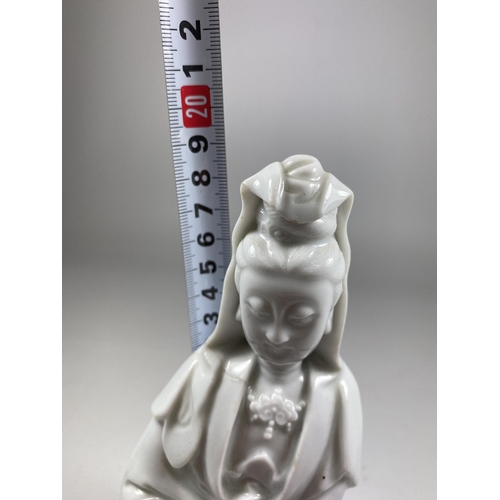 307 - A 19TH CENTURY CHINESE PORCELAIN BLANC DE CHINE FIGURE OF GUANYIN, HEIGHT 19CM (A/F)