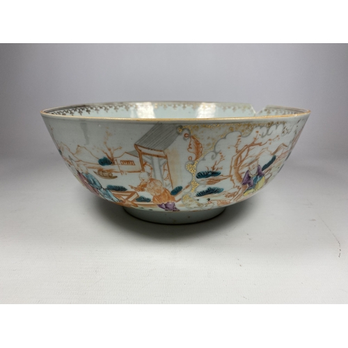 309 - A LATE 18TH CENTURY CHINESE PORCELAIN PUNCH / FRUIT BOWL DEPICTING FIGURES, DIAMETER 23CM (A/F)