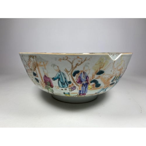 309 - A LATE 18TH CENTURY CHINESE PORCELAIN PUNCH / FRUIT BOWL DEPICTING FIGURES, DIAMETER 23CM (A/F)