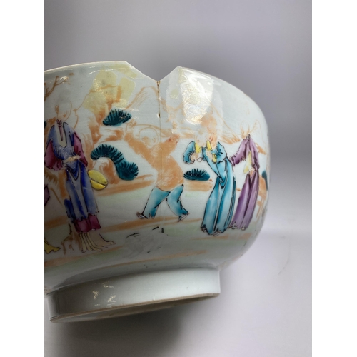 309 - A LATE 18TH CENTURY CHINESE PORCELAIN PUNCH / FRUIT BOWL DEPICTING FIGURES, DIAMETER 23CM (A/F)