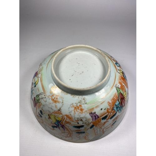 309 - A LATE 18TH CENTURY CHINESE PORCELAIN PUNCH / FRUIT BOWL DEPICTING FIGURES, DIAMETER 23CM (A/F)