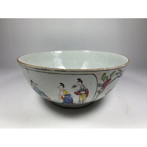 310 - A LATE 18TH / EARLY 19TH CENTURY CHINESE PORCELAIN BOWL WITH ENAMELLED FIGURE DESIGN, DIAMETER 20CM