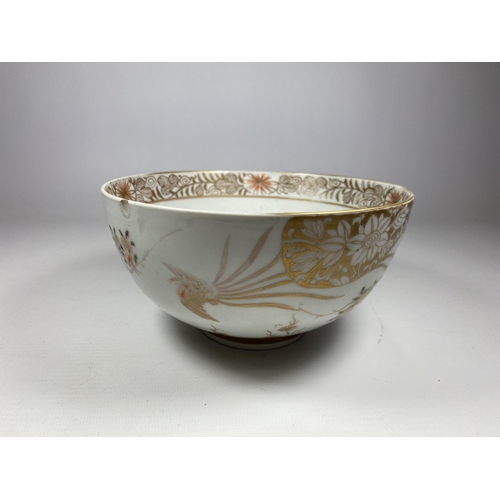 311 - AN EARLY 19TH CENTURY CHINESE EXPORT PORCELAIN BOWL WITH GILT FLORAL DESIGN, DIAMETER 17CM