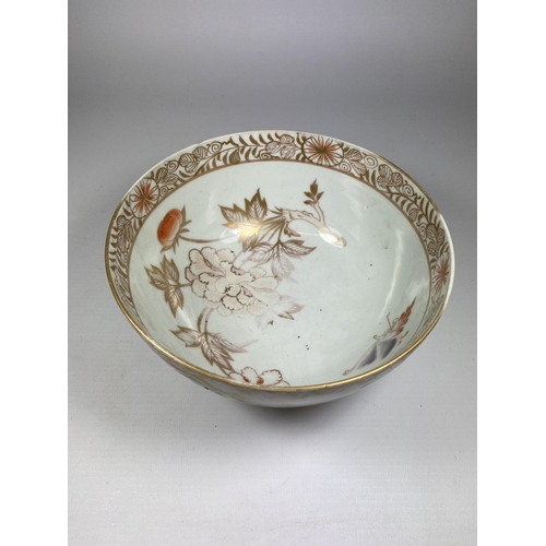 311 - AN EARLY 19TH CENTURY CHINESE EXPORT PORCELAIN BOWL WITH GILT FLORAL DESIGN, DIAMETER 17CM