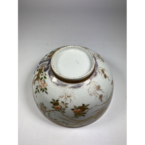 311 - AN EARLY 19TH CENTURY CHINESE EXPORT PORCELAIN BOWL WITH GILT FLORAL DESIGN, DIAMETER 17CM