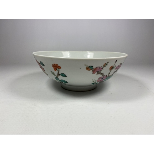 314 - A 19TH CENTURY CHINESE FLORAL BOWL WITH SEAL MARK TO BASE, DIAMETER 16CM