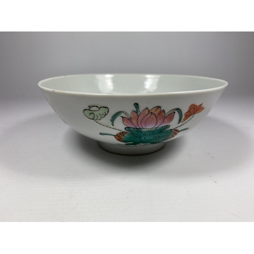 314 - A 19TH CENTURY CHINESE FLORAL BOWL WITH SEAL MARK TO BASE, DIAMETER 16CM