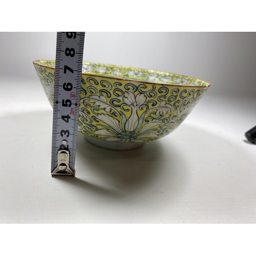 315 - A 19TH CENTURY CHINESE EXPORT FAMILLE JAUNE PORCELAIN BOWL WITH ENAMELLED FLORAL DESIGN, UNMARKED TO... 