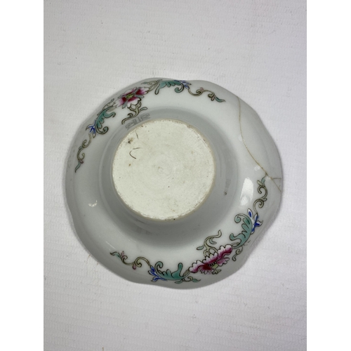 316 - AN UNUSUAL CHINESE PORCELAIN FAMILLE JAUNE ARMORIAL TYPE DISH, DIAMETER 10.5CM (A/F)