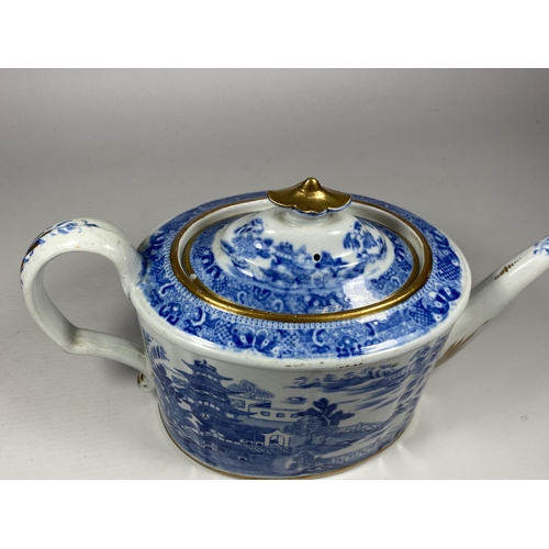 319 - A CHINESE QING BLUE & WHITE EXPORT PORCELAIN TEAPOT WITH PAGODA DESIGN, HEIGHT 15CM