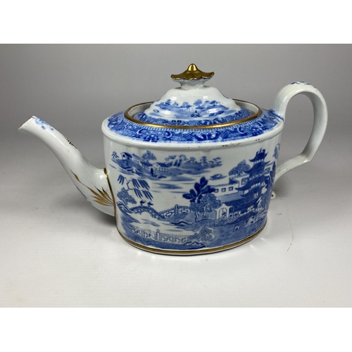 319 - A CHINESE QING BLUE & WHITE EXPORT PORCELAIN TEAPOT WITH PAGODA DESIGN, HEIGHT 15CM