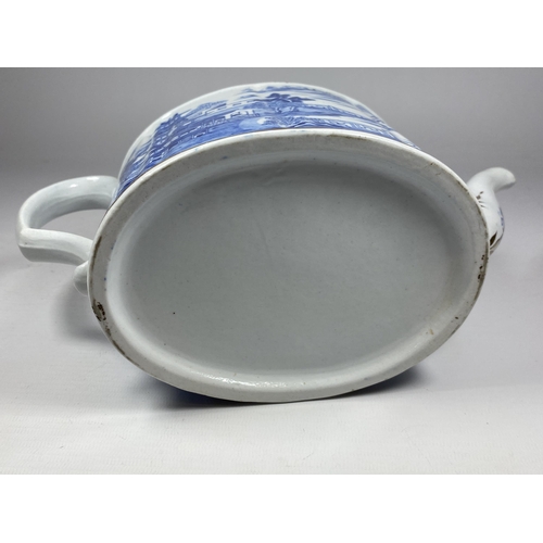 319 - A CHINESE QING BLUE & WHITE EXPORT PORCELAIN TEAPOT WITH PAGODA DESIGN, HEIGHT 15CM