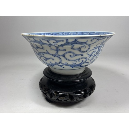 320 - A MID-LATE 19TH CENTURY CHINESE QING TONGZHI PERIOD (1862-1874) BLUE & WHITE PORCELAIN BOWL ON WOODE... 