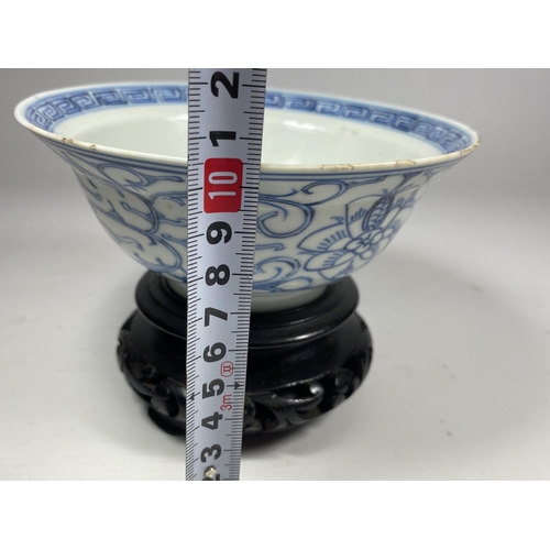 320 - A MID-LATE 19TH CENTURY CHINESE QING TONGZHI PERIOD (1862-1874) BLUE & WHITE PORCELAIN BOWL ON WOODE... 