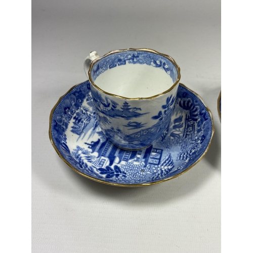 321 - TWO CHINESE QING EXPORT BLUE AND WHITE PORCELAIN CUPS & SAUCERS, CUP HEIGHT 6.5CM