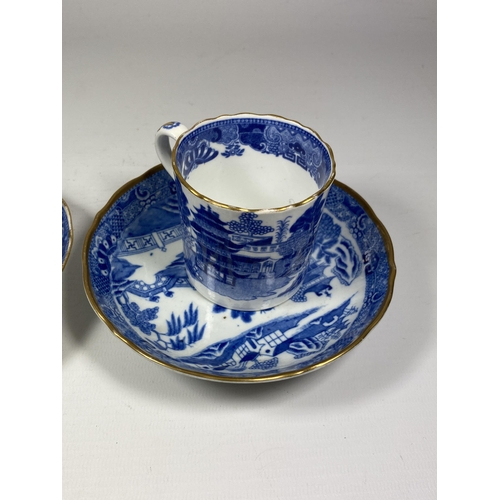 321 - TWO CHINESE QING EXPORT BLUE AND WHITE PORCELAIN CUPS & SAUCERS, CUP HEIGHT 6.5CM