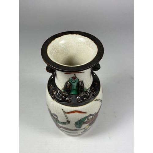 322 - A CHINESE CRACKLE GLAZE VASE WITH WARRIOR DESIGN, SEAL MARK TO BASE, HEIGHT 15CM