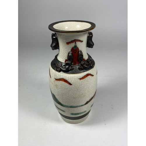 322 - A CHINESE CRACKLE GLAZE VASE WITH WARRIOR DESIGN, SEAL MARK TO BASE, HEIGHT 15CM