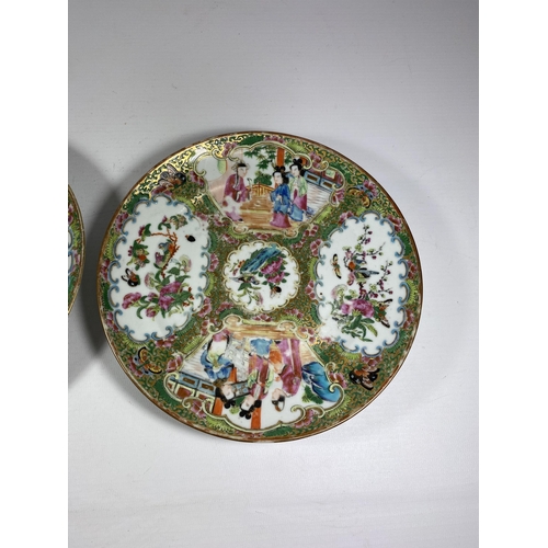 325 - A PAIR OF 19TH CENTURY CHINESE CANTON FAMILLE ROSE MEDALLION PLATES, DIAMETER 20CM