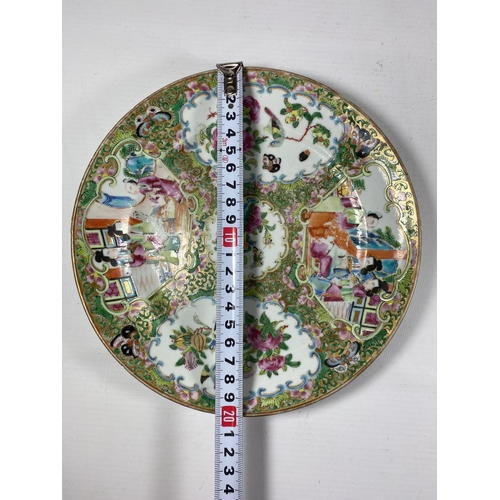 325 - A PAIR OF 19TH CENTURY CHINESE CANTON FAMILLE ROSE MEDALLION PLATES, DIAMETER 20CM