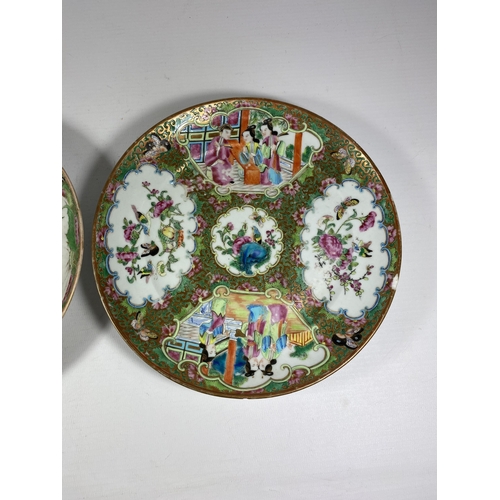 326 - A PAIR OF 19TH CENTURY CHINESE CANTON FAMILLE ROSE MEDALLION PLATES, DIAMETER 20CM