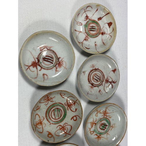 330 - A SET OF SEVEN 18/19TH CENTURY CHINESE PORCELAIN DISHES, DIAMETER 6.5CM