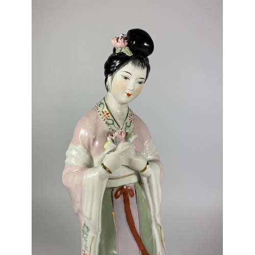 331 - A CHINESE PORCELAIN FIGURE OF A GEISHA GIRL, HEIGHT 29CM