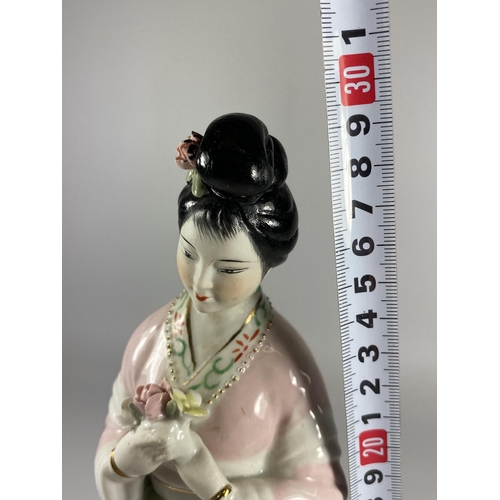 331 - A CHINESE PORCELAIN FIGURE OF A GEISHA GIRL, HEIGHT 29CM