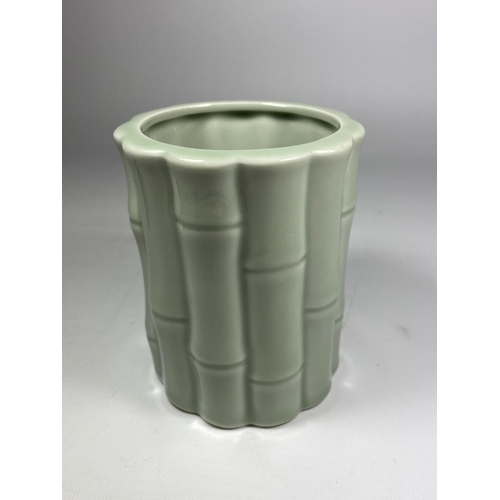 333 - A CHINESE CELADON PORCELAIN BITONG BAMBOO DESIGN VASE, SEAL MARK TO BASE, HEIGHT 12CM