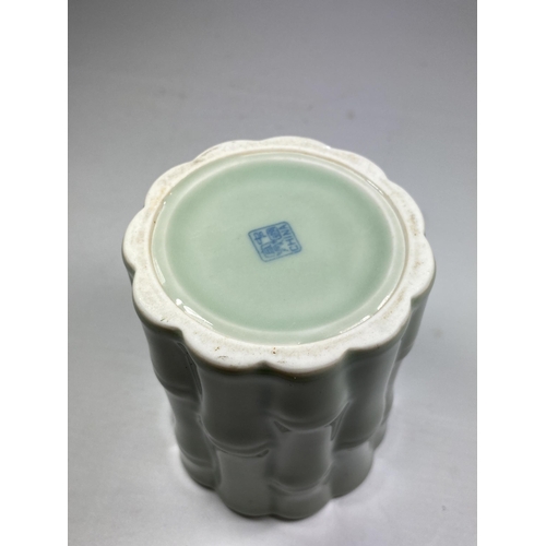 333 - A CHINESE CELADON PORCELAIN BITONG BAMBOO DESIGN VASE, SEAL MARK TO BASE, HEIGHT 12CM