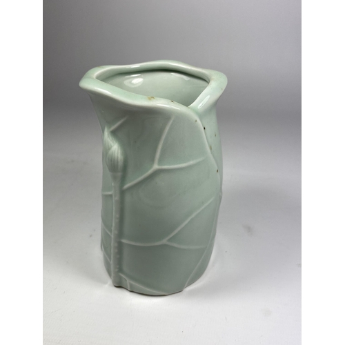 334 - A CHINESE CELADON PORCELAIN VASE WITH STEM DESIGN, UNMARKED TO BASE, HEIGHT 12.5CM