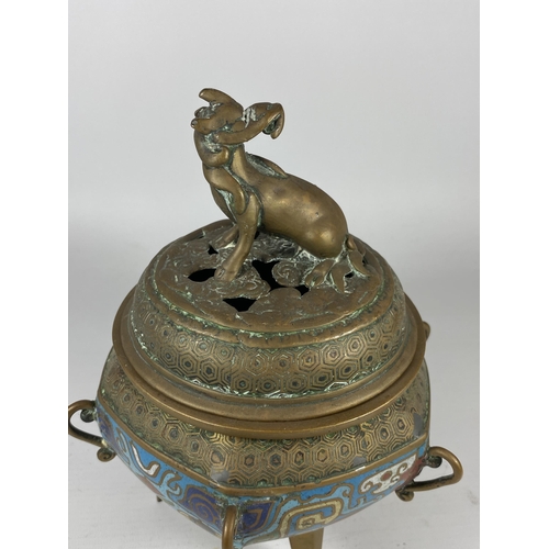 337 - A CHINESE CLOISONNE AND BRASS LIDDED INCENSE BURNER ON TRIPOD BASE AND ANIMAL DESIGN FINIAL, HEIGHT ... 