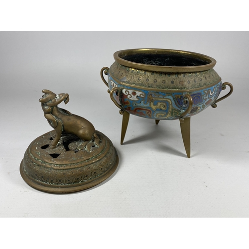 337 - A CHINESE CLOISONNE AND BRASS LIDDED INCENSE BURNER ON TRIPOD BASE AND ANIMAL DESIGN FINIAL, HEIGHT ... 