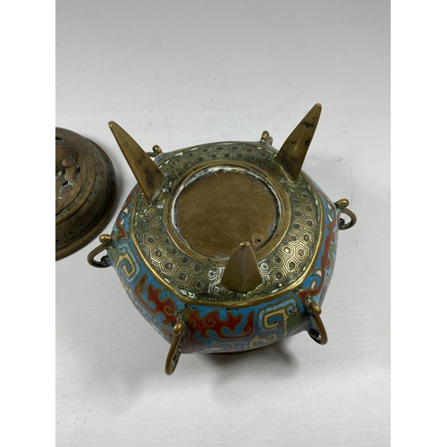 337 - A CHINESE CLOISONNE AND BRASS LIDDED INCENSE BURNER ON TRIPOD BASE AND ANIMAL DESIGN FINIAL, HEIGHT ... 