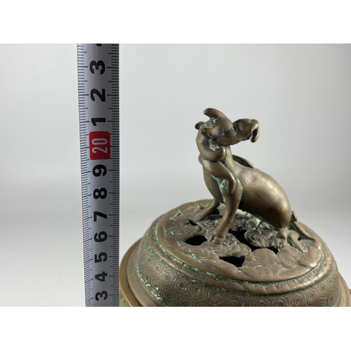 337 - A CHINESE CLOISONNE AND BRASS LIDDED INCENSE BURNER ON TRIPOD BASE AND ANIMAL DESIGN FINIAL, HEIGHT ... 