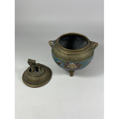 338 - A CHINESE CLOISONNE AND BRASS LIDDED INCENSE BURNER ON TRIPOD BASE AND ANIMAL DESIGN FINIAL, HEIGHT ... 