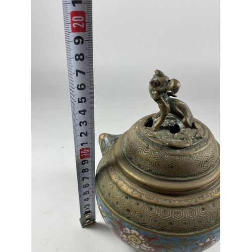 338 - A CHINESE CLOISONNE AND BRASS LIDDED INCENSE BURNER ON TRIPOD BASE AND ANIMAL DESIGN FINIAL, HEIGHT ... 