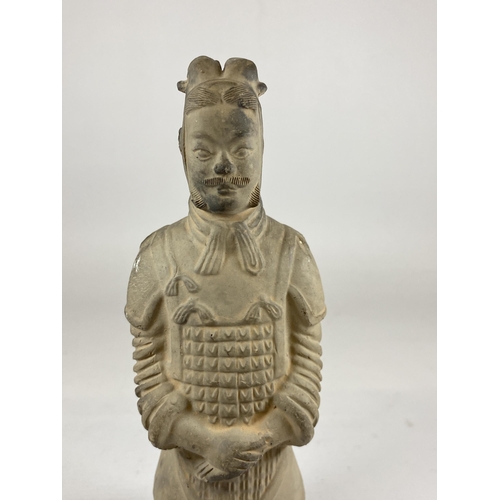 347 - A CHINESE XIAN POTTERY / TERRACOTTA MODEL OF A WARRIOR, HEIGHT 25CM