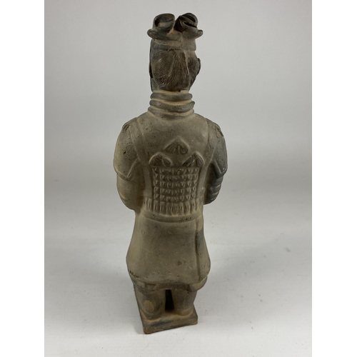 347 - A CHINESE XIAN POTTERY / TERRACOTTA MODEL OF A WARRIOR, HEIGHT 25CM