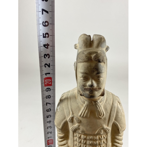 347 - A CHINESE XIAN POTTERY / TERRACOTTA MODEL OF A WARRIOR, HEIGHT 25CM