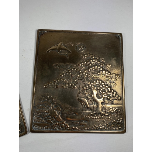 353 - A PAIR OF JAPANESE MEIJI PERIOD (1868-1912) HEAVY BRONZE MIRROR PLAQUES WITH CRANE DESIGN, 23 X 20CM