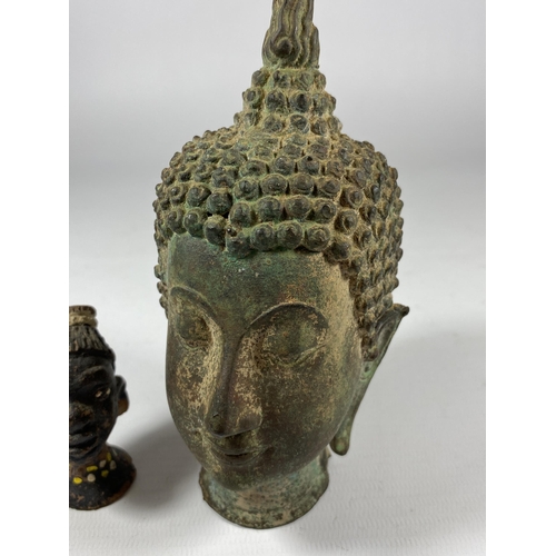 359 - TWO ITEMS TO INCLUDE A ANTIQUE METAL BUDDHA HEAD MODEL, HEIGHT 15CM