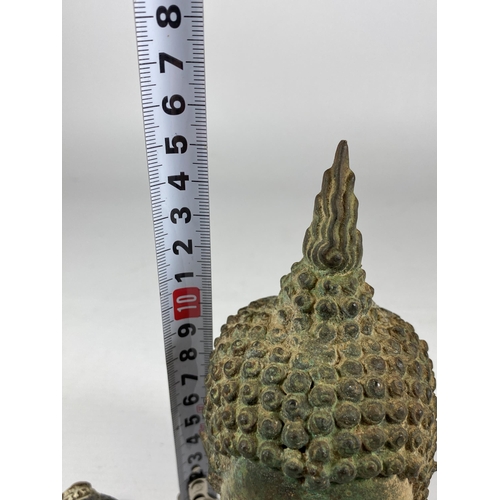 359 - TWO ITEMS TO INCLUDE A ANTIQUE METAL BUDDHA HEAD MODEL, HEIGHT 15CM