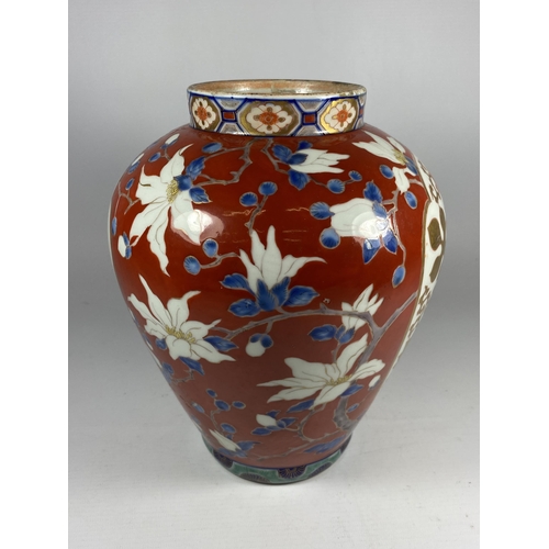 364 - A LARGE JAPANESE MEIJI PERIOD (1868-1912) OVOID FORM WITH RED ENAMEL AND FLORAL DESIGN, HEIGHT 24CM