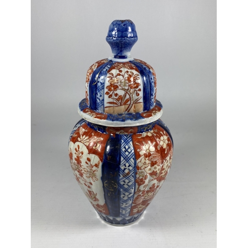 365 - A JAPANESE MEIJI PERIOD (1868-1912) IMARI LIDDED TEMPLE JAR / VASE, HEIGHT 22CM (A/F)